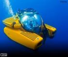 Denizin dibindeki küçük denizaltı